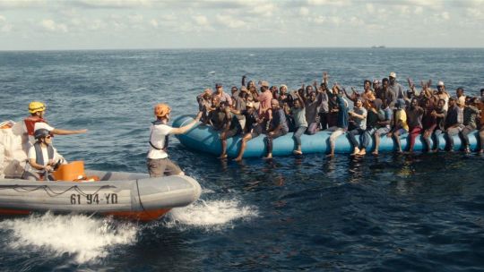 La historia real de  vidas", la nueva película de Netflix inspirada en el rescate de miles de refugiados en el Mediterráneo - Radio Vida Maciá