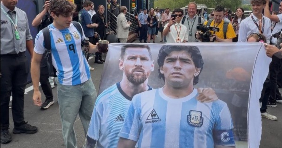 Franco Colapinto, en modo Mundial: llegó al paddock del GP de Bélgica con la camiseta de Julián Alvarez y una bandera de Messi y Maradona - Radio Vida Maciá