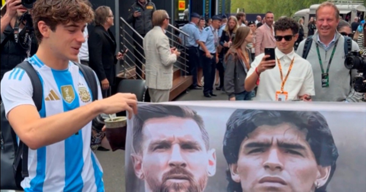 Con una bandera de Messi y Maradona, Colapinto ya empezó a jugar la final desde el paddock de la Fórmula 1 - Radio Vida Maciá