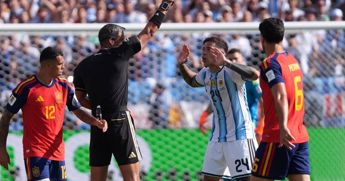 La expulsión de Enzo Fernández es correcta - Radio Vida Maciá