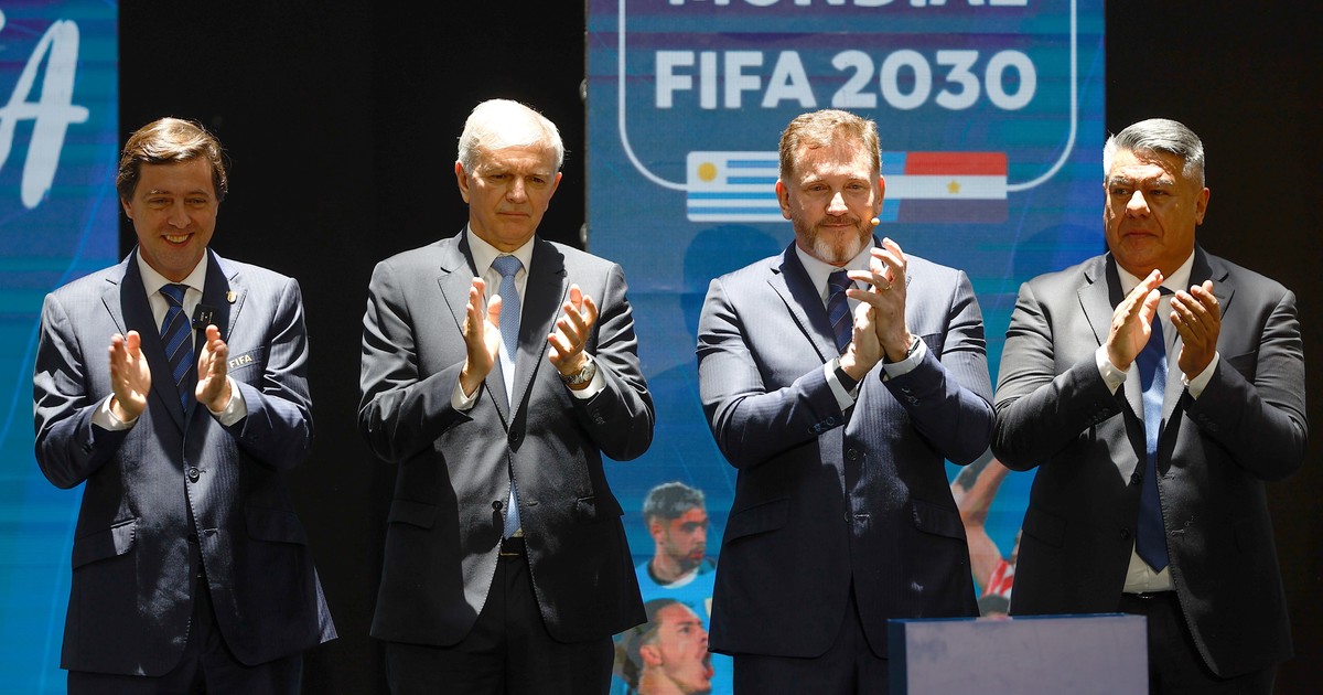 El presidente de la Conmebol deslizó que el Mundial 2030 puede tener 64 equipos - Radio Vida Maciá