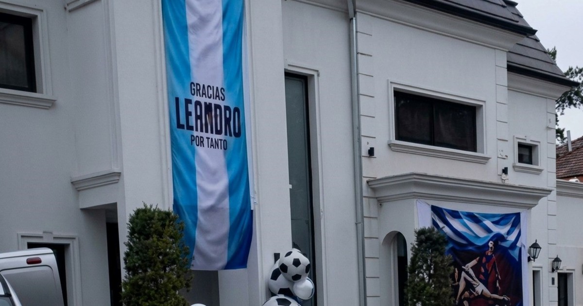 El tremendo homenaje familiar a Paredes en su casa y la emoción de su mamá por el Mundial - Radio Vida Maciá