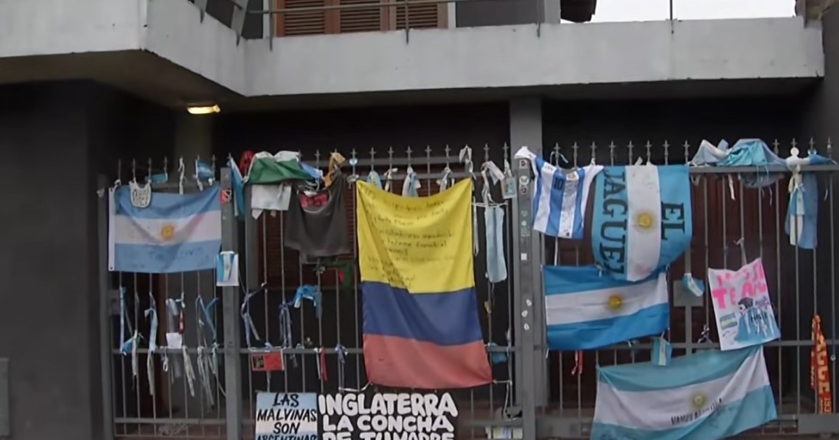 La vieja casa de Messi en Rosario se llenó de banderas y mensajes - Radio Vida Maciá