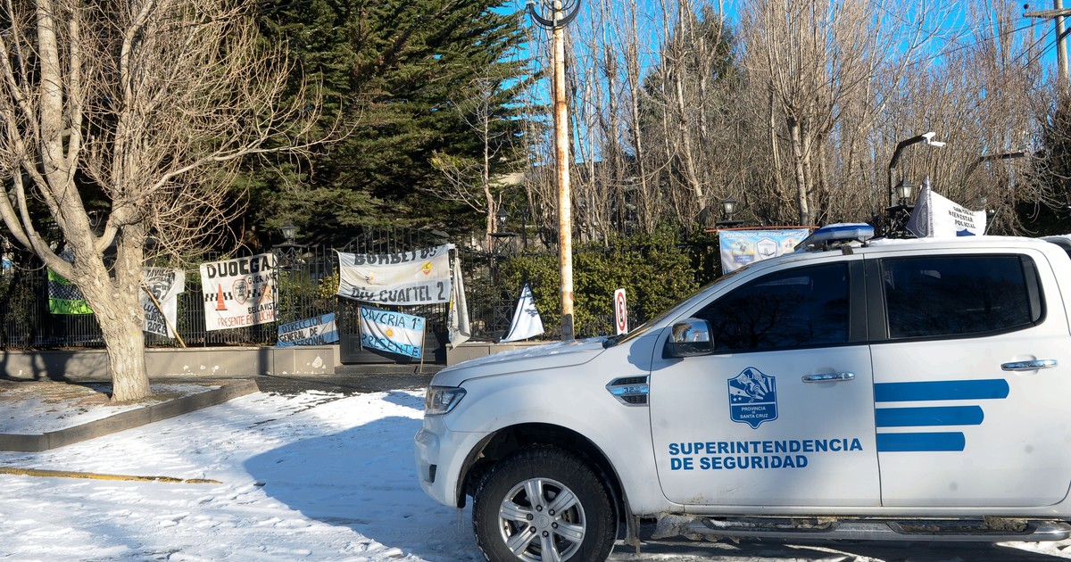 Se agrava el conflicto policial en Santa Cruz: más de 45 días acampe frente a la Gobernación con temperaturas de 20 g