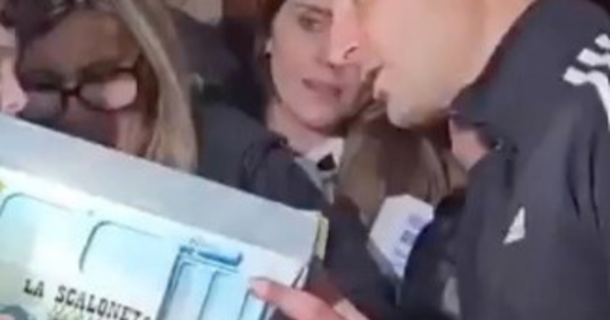 Video: a Scaloni le regalaron la Scaloneta - Radio Vida Maciá